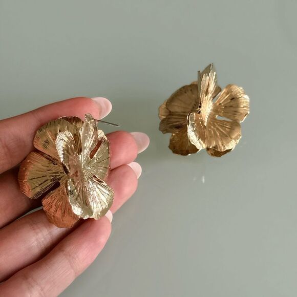 Gold Floral Earrings A980 - Picture 3 of 4